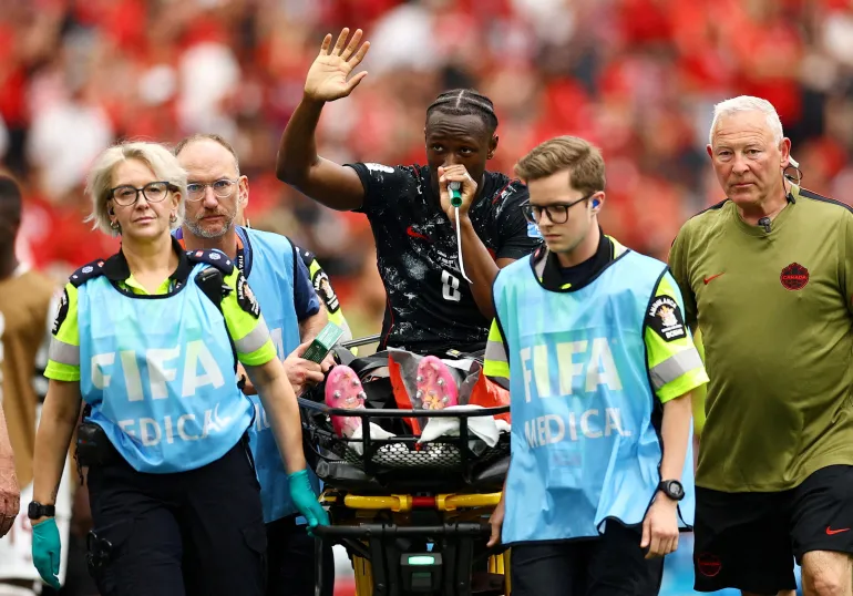 Calcio Calcio - Coppa del mondo FIFA 2026 - Gruppo B - Canada contro Qatar - BC Place, Vancouver, Canada - 18 giugno 2026. Ismael Kone canadese ondeggia alla folla mentre usa un "fischio verde" (Penthrox), un inalatore portatile e autosomministrato utilizzato dai paramedici per alleviare il dolore ad azione rapida, dopo aver subito un infortunio ed essere stati distesi. REUTERS/Agustin Marcarian IMMAGINI TPX DEL FILE DEL GIORNO - INFORMAZIONI CORRETTIVE DA "RICEVE OSSIGENO" A "USI "FISCHIO VERDE" (PENTHROX), UN INALATORE PORTATILE AUTOSOMMINISTRATO UTILIZZATO DAI PARAMEDICI PER IL SOLLIEVO DAL DOLORE AD AZIONE RAPIDA