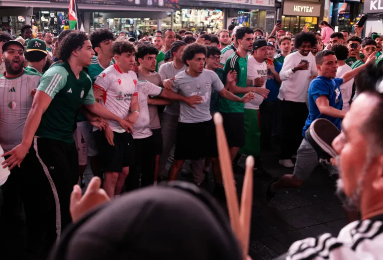   I tifosi dell'Algeria si scontrano con quelli dell'Argentina mentre si riuniscono a Times Square