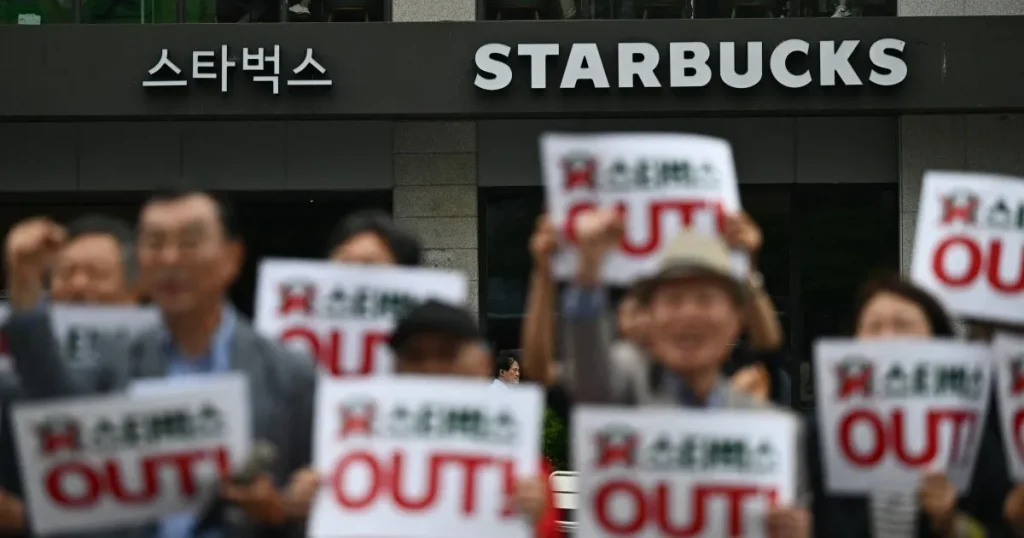 Starbucks Korea chiuderà i negozi per corsi di storia dopo il furore del "Tank Day".