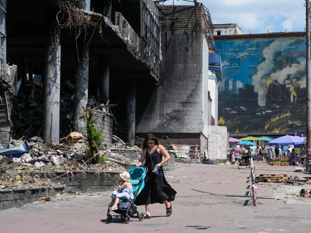 Un attacco missilistico uccide tre persone in Ucraina mentre la Russia avverte la tensione economica della guerra