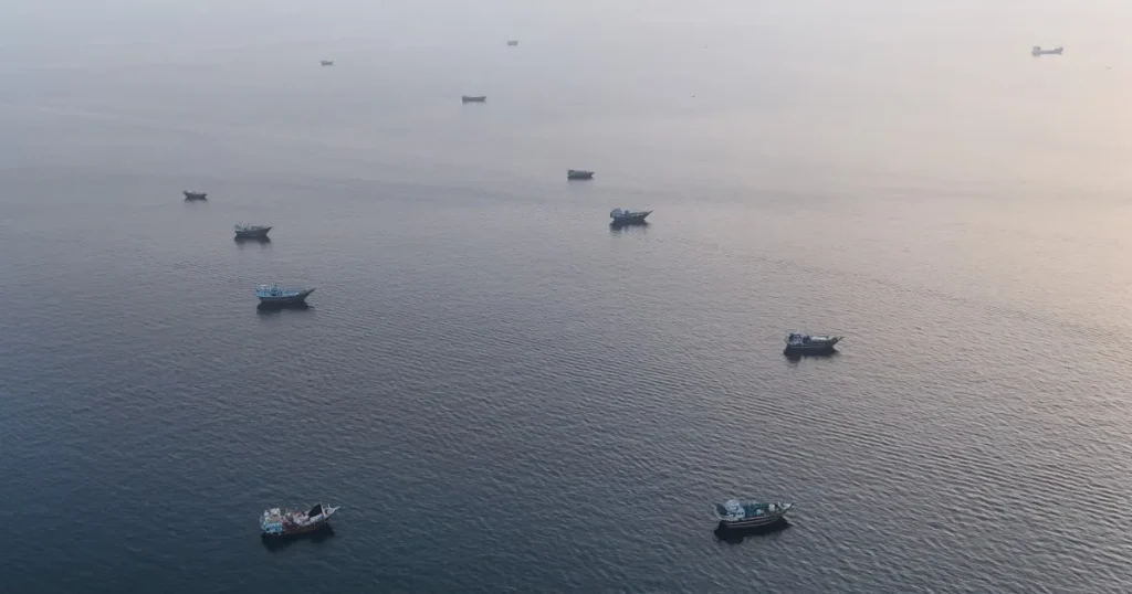 I prezzi del petrolio aumentano mentre gli attacchi statunitensi e iraniani minacciano la riapertura dello Stretto di Hormuz