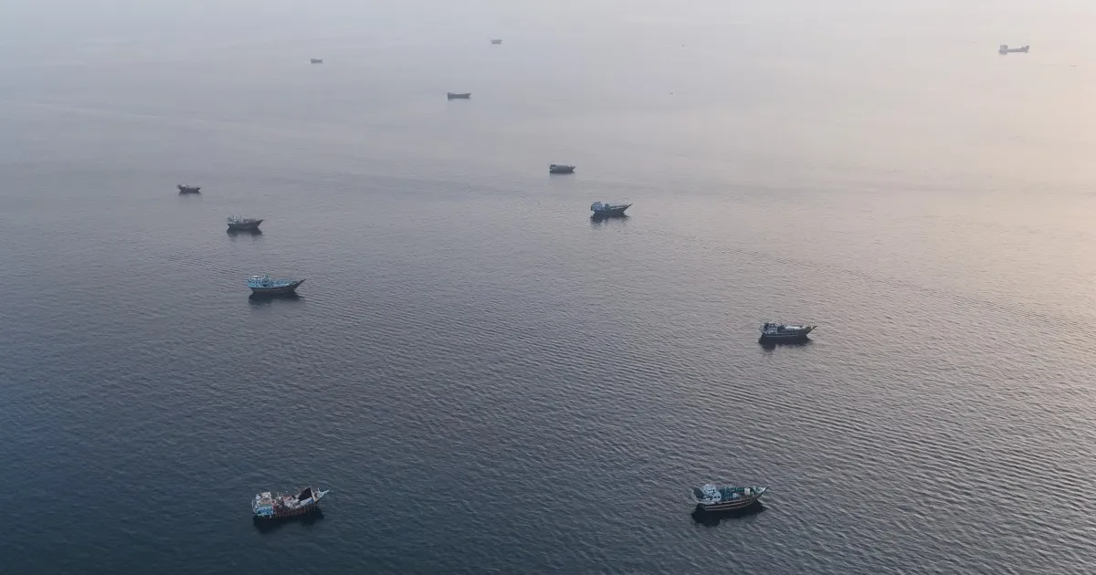 I prezzi del petrolio aumentano mentre gli attacchi statunitensi e iraniani minacciano la riapertura dello Stretto di Hormuz