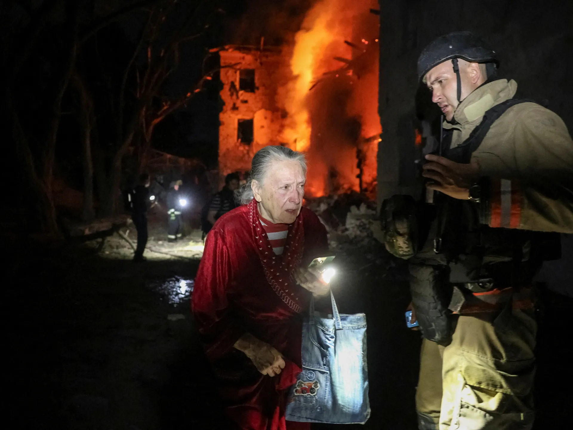 Attacchi russi uccidono tre persone in Ucraina mentre Kiev colpisce un'altra raffineria di petrolio