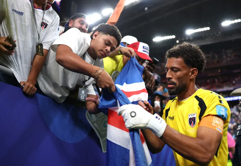 HOUSTON, TEXAS - 26 GIUGNO: Vozinha n. 1 di Capo Verde firma autografi per i fan dopo il pareggio 0-0 durante la partita del Gruppo H della Coppa del mondo FIFA 2026 tra Capo Verde e Arabia Saudita allo stadio di Houston il 26 giugno 2026 a Houston, Texas. Michael Steele/Getty Images/AFP (Foto di MICHAEL STEELE / GETTY IMAGES NORD AMERICA / Getty Images tramite AFP)