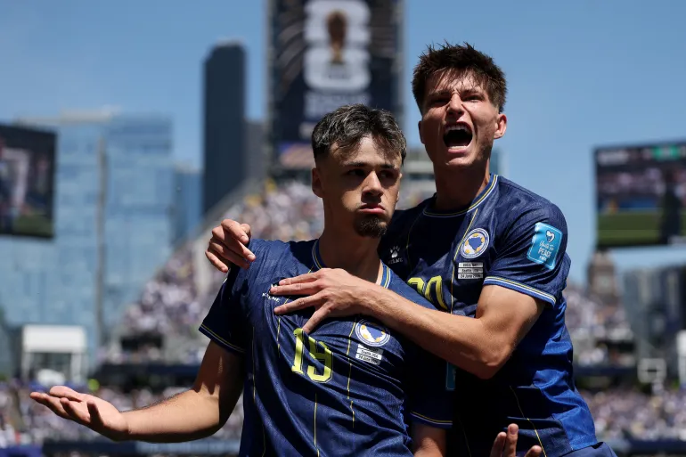 SEATTLE, WASHINGTON - 24 GIUGNO: Kerim Alajbegovic n. 19 della Bosnia-Erzegovina festeggia con Esmir Bajraktarevic n. 20 dopo aver segnato il primo gol della squadra durante la partita del Gruppo B della Coppa del mondo FIFA 2026 tra Bosnia-Erzegovina e Qatar allo stadio di Seattle il 24 giugno 2026 a Seattle, Washington. Stu Forster/Getty Images/AFP (Foto di Stu Forster / GETTY IMAGES NORD AMERICA / Getty Images tramite AFP)