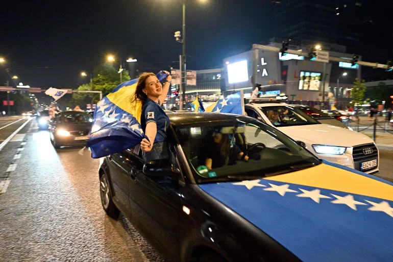 I tifosi della Bosnia-Erzegovina festeggiano per le strade al termine della partita di calcio della Coppa del Mondo di Bosnia-Erzegovina 2026 contro il Qatar a Sarajevo il 24 giugno 2026. (Foto di ELVIS BARUKCIC / AFP)