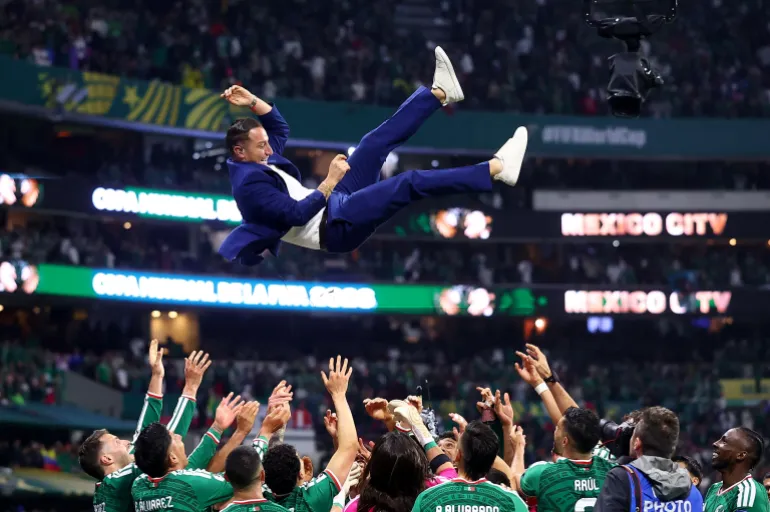 Calcio Calcio - Coppa del mondo FIFA 2026 - turno di 32 - Messico contro Ecuador - Estadio Azteca, Città del Messico, Messico - 30 giugno 2026 l'ex giocatore messicano Andres Guardado viene lanciato in aria in festa dai giocatori dopo la partita mentre il Messico si qualifica per la tappa del round 16 della Coppa del mondo REUTERS/Eloisa Sanchez