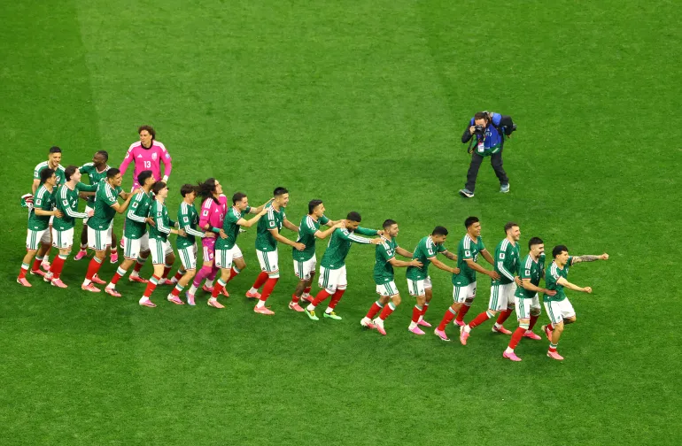 Calcio Calcio - Coppa del mondo FIFA 2026 - turno di 32 - Messico contro Ecuador - Estadio Azteca, Città del Messico, Messico - 30 giugno 2026 i giocatori del Messico festeggiano dopo la partita REUTERS/Henry Romero