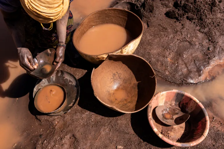 Un minatore artigianale cerca l'oro nella miniera d'oro di Karakaene