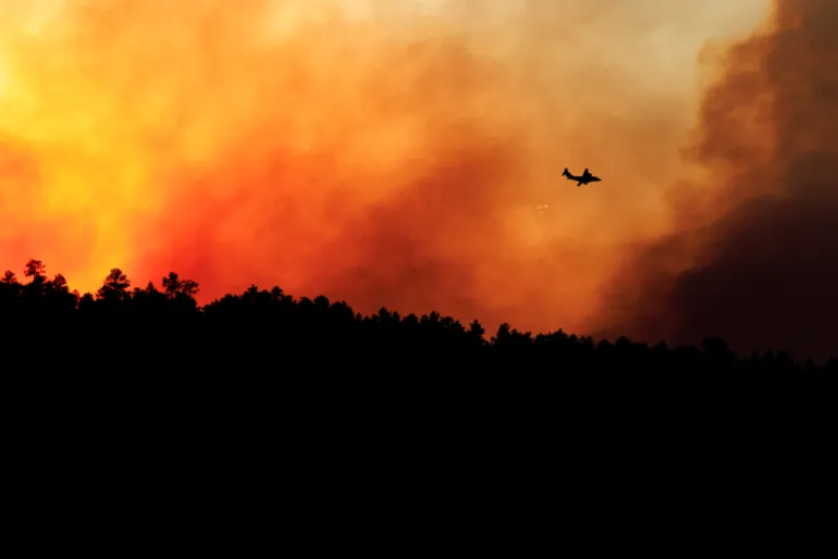 COLORADO CITY, COLORADO - 1 LUGLIO: Un aereo antincendio si prepara a lanciare ritardante di fiamma sull'incendio di Aspen Acres il 1 luglio 2026 a Colorado City, Colorado. Oltre 35.000 acri e più di 100 strutture sono bruciate nell'incendio di Aspen Acres, uno dei numerosi incendi che stanno attualmente bruciando in tutto lo stato dopo un inverno caldo e secco. Michael Ciaglo/Getty Images/AFP (Foto di Michael Ciaglo / GETTY IMAGES NORD AMERICA / Getty Images tramite AFP)