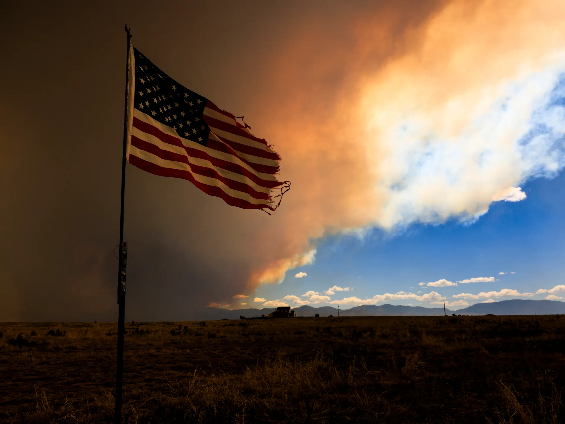 Migliaia di persone costrette a evacuare in Colorado a causa del dilagare degli incendi