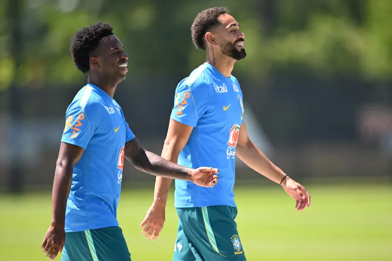 Vinicius Junior e Matheus Cunha reagiscono.