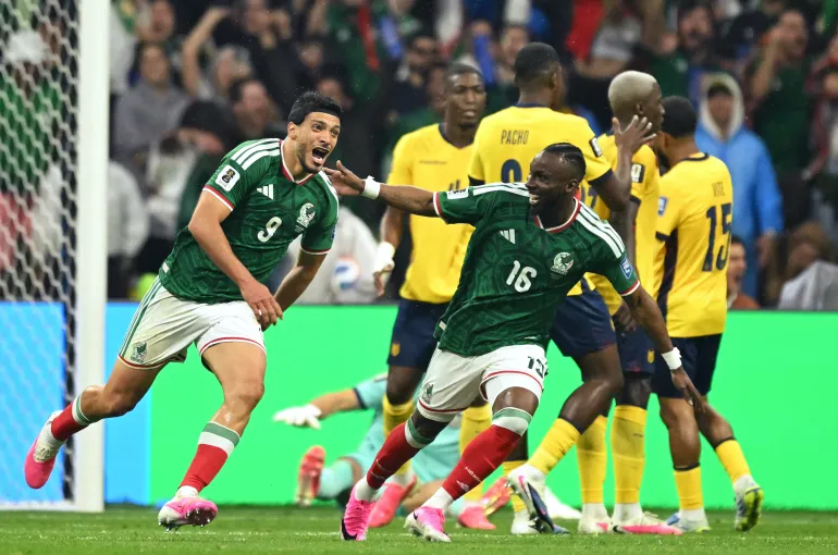 Raul Jimenez del Messico festeggia il secondo gol della sua squadra con Julian Quinones (Yuri Cortez/AFP)