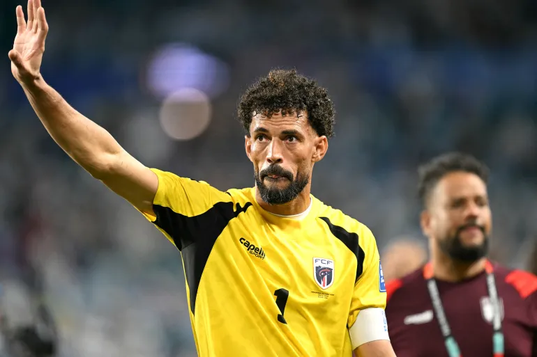 Il portiere di Capo Verde #01 Vozinha saluta dopo aver perso i sedicesimi di finale della Coppa del Mondo 2026 tra Argentina e Capo Verde al Miami Stadium di Miami Gardens il 3 luglio 2026. (Foto di CHANDAN KHANNA / AFP)