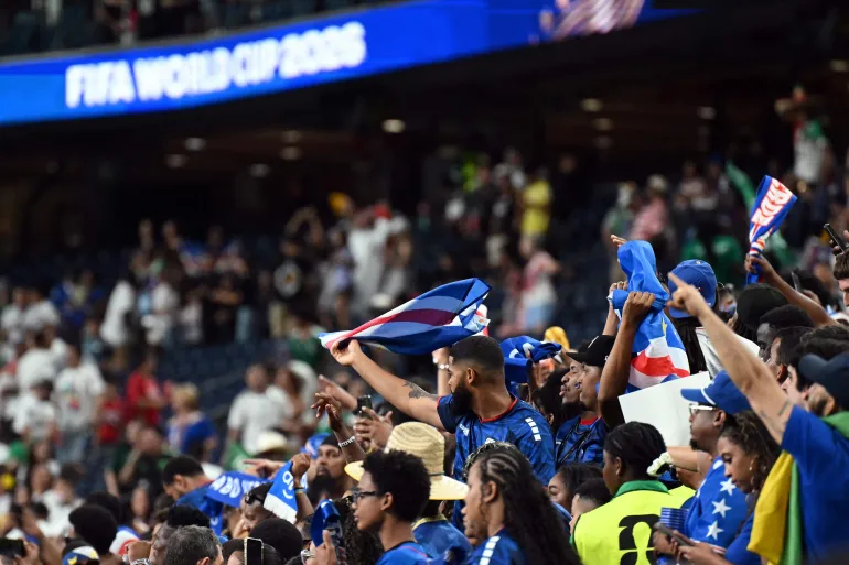 I tifosi di Capo Verde festeggiano dopo la partita di calcio del Gruppo H della Coppa del Mondo 2026 tra Capo Verde e Arabia Saudita allo Houston Stadium di Houston il 26 giugno 2026. La partita è finita 0-0. (Foto di RONALDO SCHEMIDT/AFP)