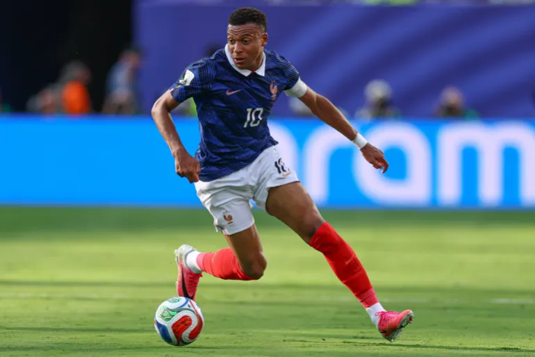 30 giugno 2026; East Rutherford, New Jersey, Stati Uniti; La Francia avanza Kylian Mbappe (10) in azione contro la Svezia durante un round di 32 partite della Coppa del mondo FIFA 2026 allo stadio del New York New Jersey. Credito obbligatorio: Immagini Vincent Carchietta-Imagn