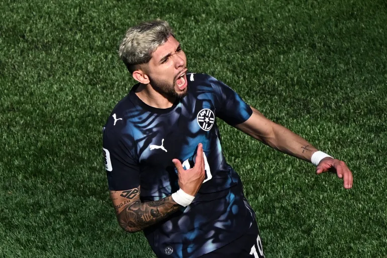 Il centrocampista n. 19 del Paraguay Julio Enciso festeggia il primo gol della sua squadra durante la partita di calcio dei sedicesimi di finale della Coppa del Mondo 2026 tra Germania e Paraguay al Boston Stadium di Foxborough il 29 giugno 2026.