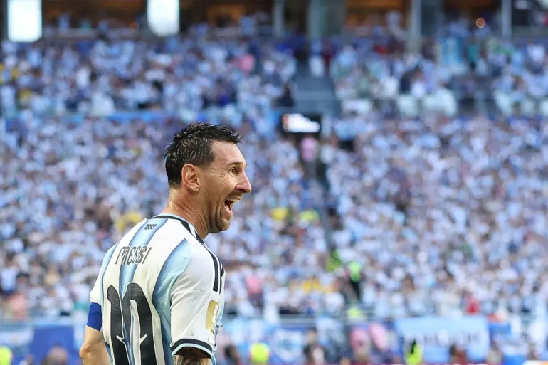 L'attaccante argentino Lionel Messi celebra il primo gol della sua squadra durante la partita di calcio dei sedicesimi di finale della Coppa del Mondo 2026 tra Argentina e Capo Verde