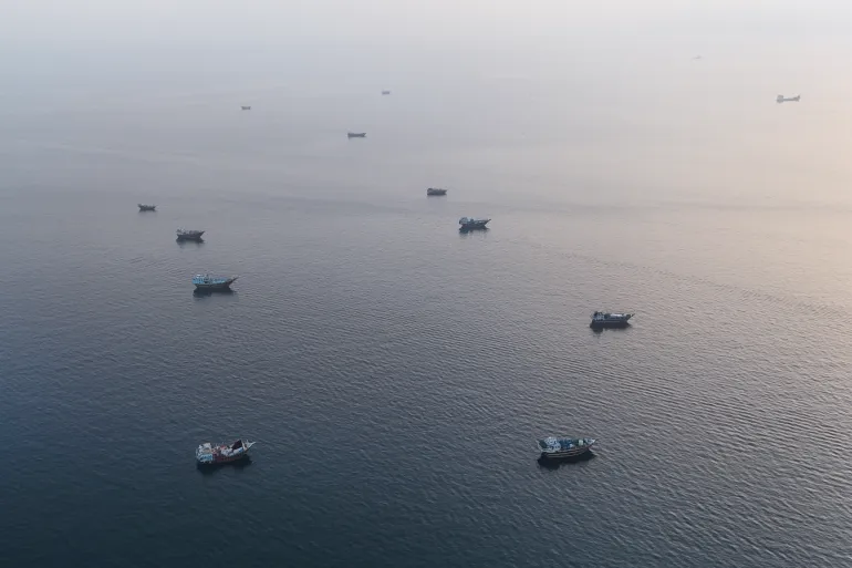Questa fotografia aerea mostra le barche ancorate al largo della penisola di Musandam settentrionale dell'Oman, vicino allo stretto di Hormuz, il 27 giugno 2026.