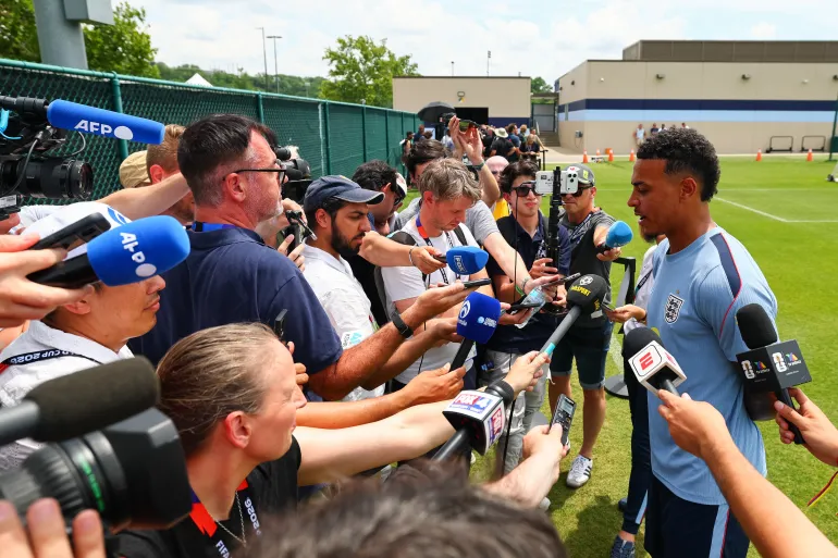 KANSAS CITY, KANSAS - 3 LUGLIO: Morgan Rodgers n. 17 dell'Inghilterra parla ai media durante una conferenza stampa allo Swope Soccer Village il 3 luglio 2026 a Kansas City, MO. Kyle Rivas/Getty Images/AFP (Foto di Kyle Rivas / GETTY IMAGES NORD AMERICA / Getty Images tramite AFP)