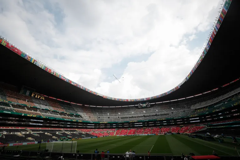 epa13029469 Giocatori sudafricani durante un'ispezione del campo allo Stadio di Città del Messico, noto anche come Estadio Azteca, a Città del Messico, 9 giugno 2026. La squadra sudafricana ha ispezionato il campo un giorno prima della partita di apertura della Coppa del Mondo 2026 contro il Messico, paese ospitante. EPA/ISAAC ESQUIVEL