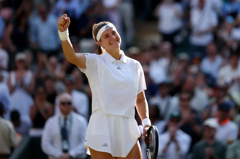 LONDRA, INGHILTERRA - 07 LUGLIO: Karolina Muchova della Repubblica ceca celebra la vittoria su Naomi Osaka del Giappone durante la partita dei quarti di finale Ladies' Singles il nono giorno dei Campionati Wimbledon 2026 all'All England Lawn Tennis and Croquet Club il 07 luglio 2026 a Londra, Inghilterra. (Foto di Jan Kruger/Getty Images)