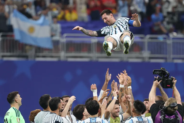 L'attaccante n. 10 dell'Argentina Lionel Messi viene sollevato dai compagni di squadra mentre festeggiano dopo aver vinto la partita di calcio degli ottavi di finale della Coppa del Mondo 2026 tra Argentina ed Egitto all'Atlanta Stadium di Atlanta il 7 luglio 2026.