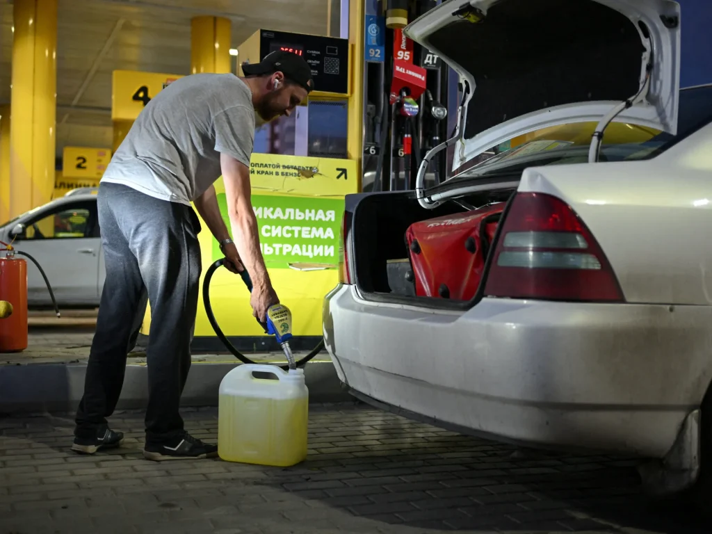 L’Ucraina soffoca il carburante destinato alla Crimea, ai consumatori russi, prendendo di mira le forniture militari