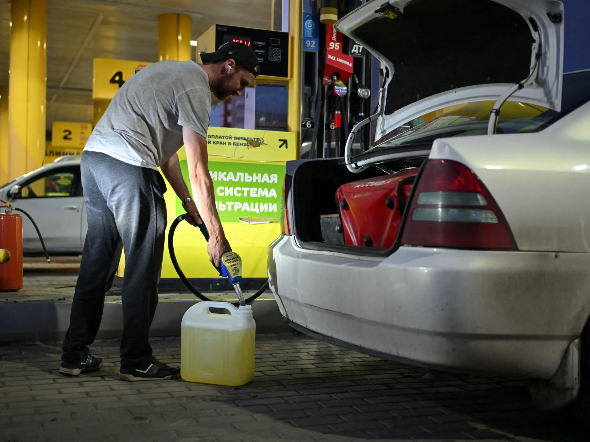 L’Ucraina soffoca il carburante destinato alla Crimea, ai consumatori russi, prendendo di mira le forniture militari