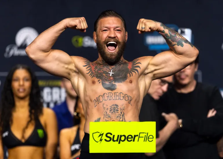 10 luglio 2026; Las Vegas, Nevada, Stati Uniti; Conor McGregor reagisce durante le pesate per UFC 329 alla T-Mobile Arena. Credito obbligatorio: Immagini Mark J. Rebilas-Imagn