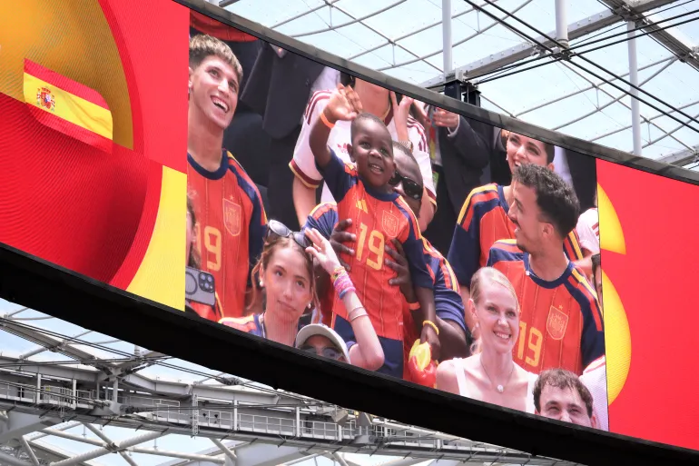 INGLEWOOD, CALIFORNIA - 10 LUGLIO: Keyne, il fratello minore di Lamine Yamal n. 19 della Spagna, è visto sullo schermo durante la partita finale del quarto della Coppa del mondo FIFA 2026 tra Spagna e Belgio allo stadio di Los Angeles il 10 luglio 2026 a Inglewood, California. David Ramos/Getty Images/AFP (Foto di David Ramos / GETTY IMAGES NORD AMERICA / Getty Images tramite AFP)