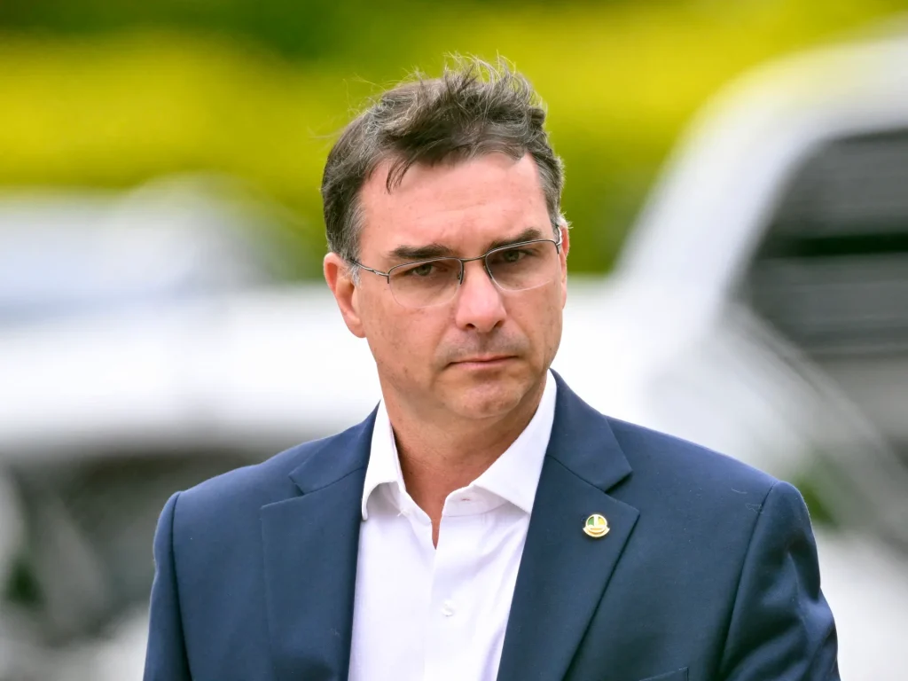 Flavio Bolsonaro chiede a Trump di ritardare i dazi sul Brasile fino a dopo le elezioni
