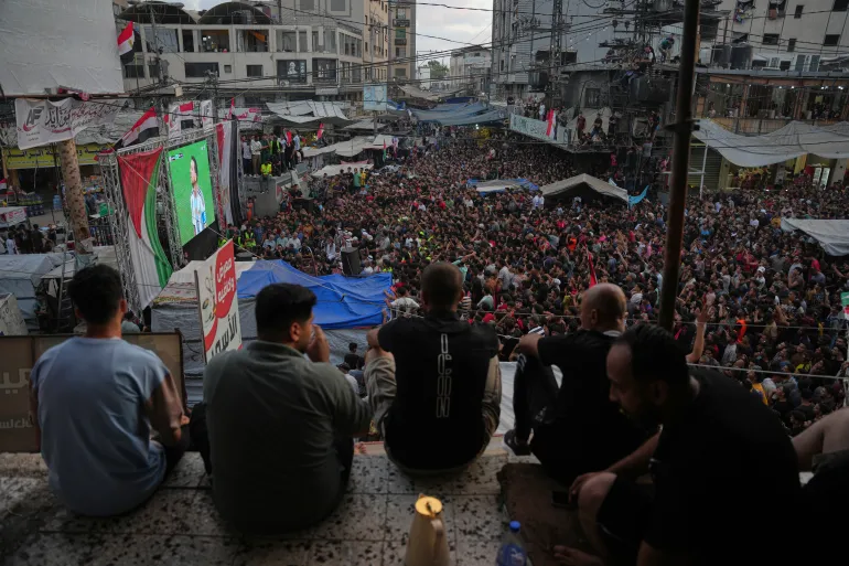 Palestinesi guardano una trasmissione in diretta della partita degli ottavi di finale della Coppa del Mondo tra Argentina ed Egitto a Nuseirat, nel centro della Striscia di Gaza, martedì 7 luglio 2026. (AP Photo/Abdel Kareem Hana)