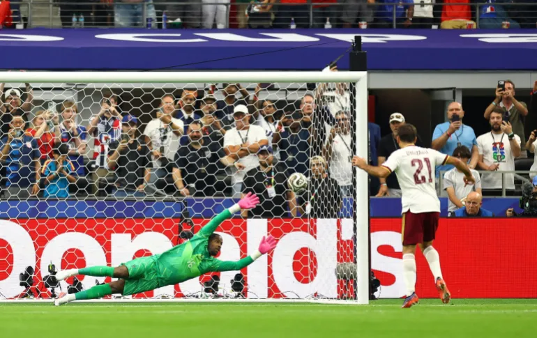 Calcio Calcio - Coppa del mondo FIFA 2026 - Semifinale - Francia contro Spagna - Dallas Stadium, Arlington, Texas, USA - 14 luglio 2026 Mikel Oyarzabal in Spagna segna il suo primo gol dal punto di penalità REUTERS/Hannah Mckay IMMAGINI TPX DEL GIORNO