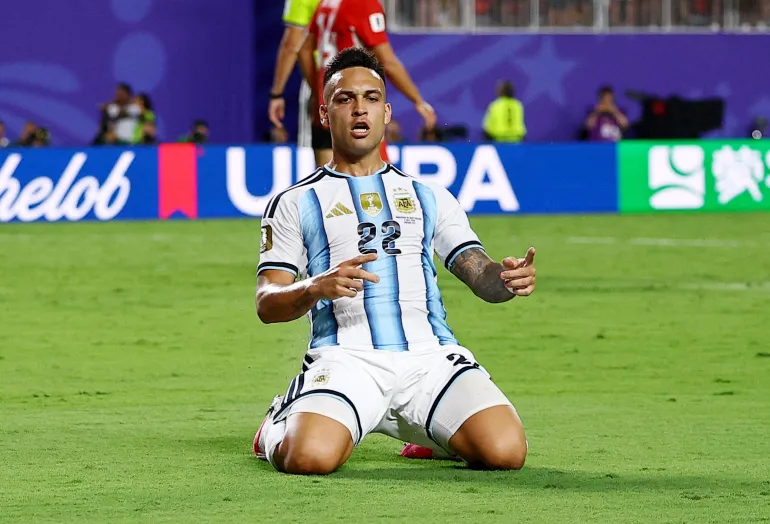 Lautaro Martinez dell'Argentina festeggia il terzo gol contro la Svizzera