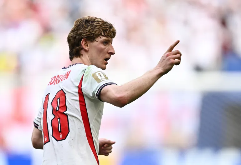 Anthony Gordon dell'Inghilterra celebra il suo primo gol contro la Norvegia
