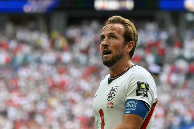 L'attaccante inglese n. 09 Harry Kane reagisce dopo essere stato chiamato in fuorigioco durante la partita dei quarti di finale del torneo di calcio della Coppa del Mondo 2026 tra Norvegia e Inghilterra al Miami Stadium di Miami l'11 luglio 2026.