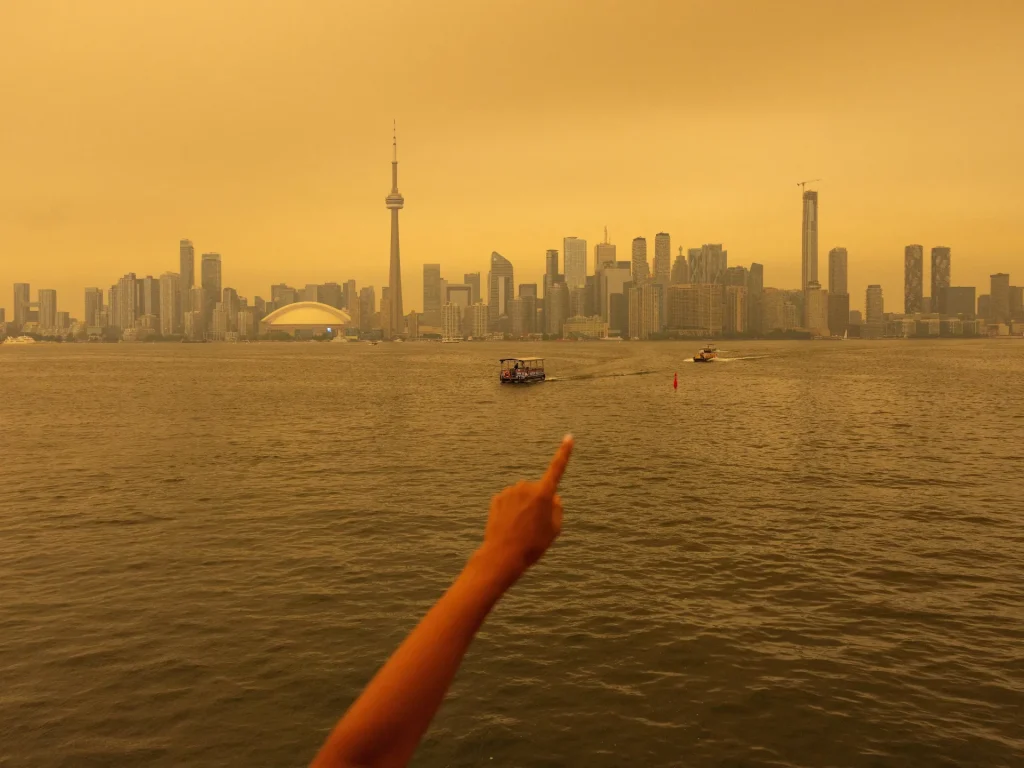 Toronto inghiottita dal fumo degli incendi mentre le città degli Stati Uniti sono minacciate