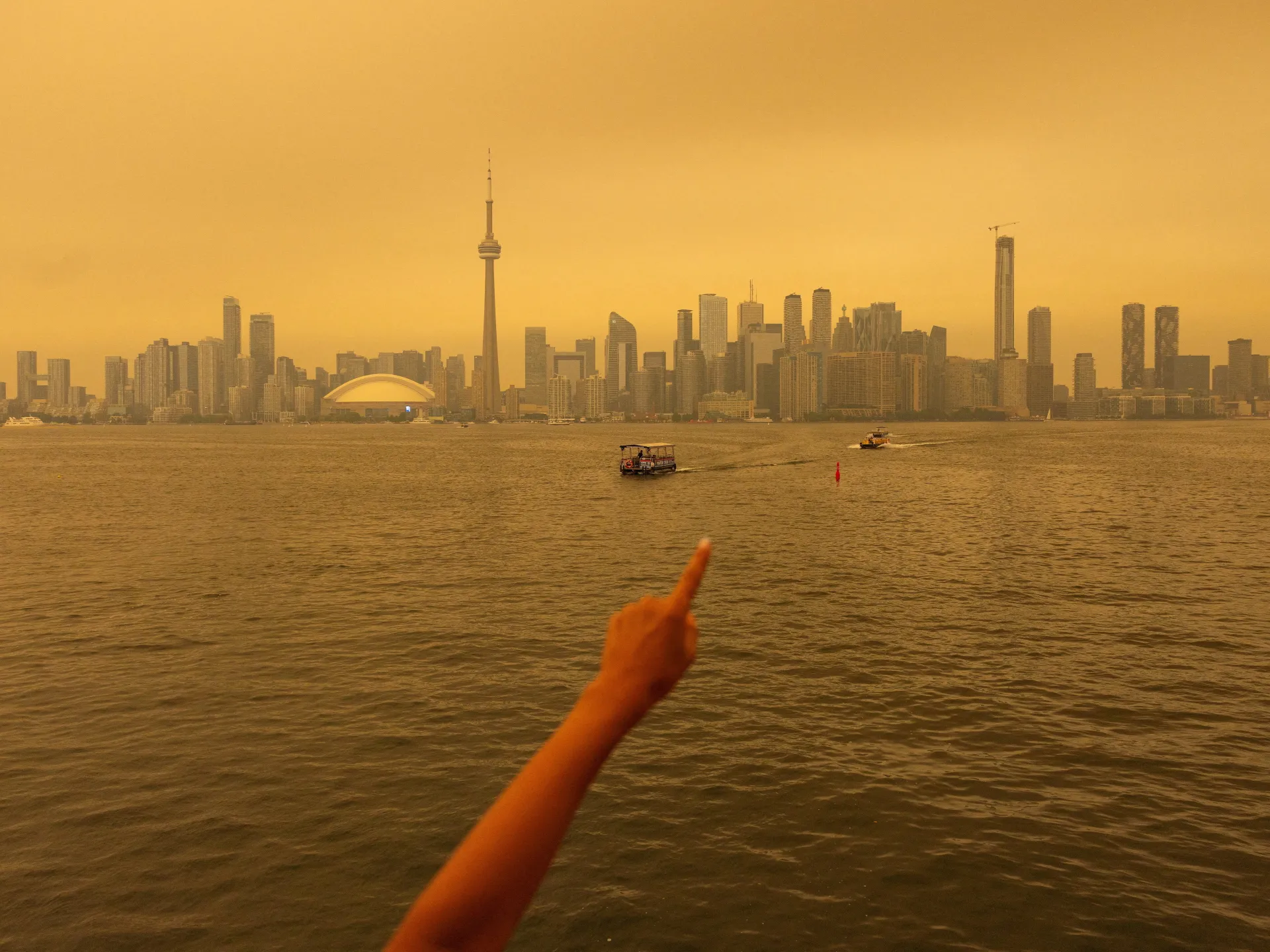 Toronto inghiottita dal fumo degli incendi mentre le città degli Stati Uniti sono minacciate