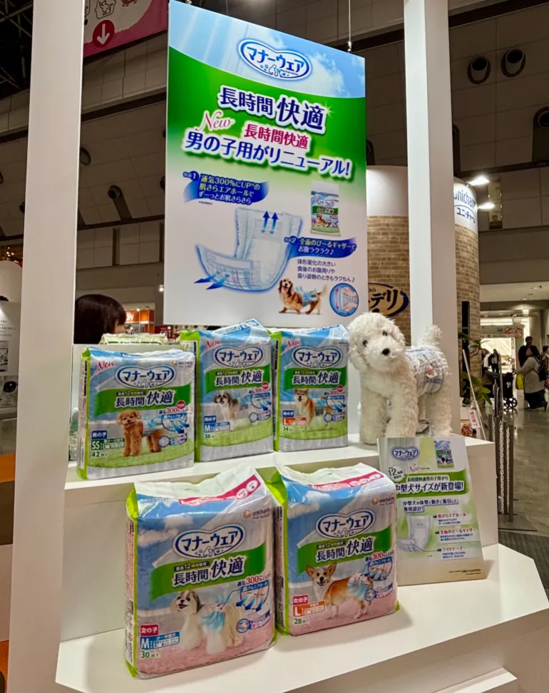 Cani posano in carrelli per animali domestici ben decorati alla conferenza Interpets presso il Tokyo Big Sight Conference Center il 5 aprile 2026." Per le seconde due, provengono entrambe dallo stand Unicarm alla conferenza Interpets, ma quelle le ho scattate il 3 aprile 2026. Stessa location.