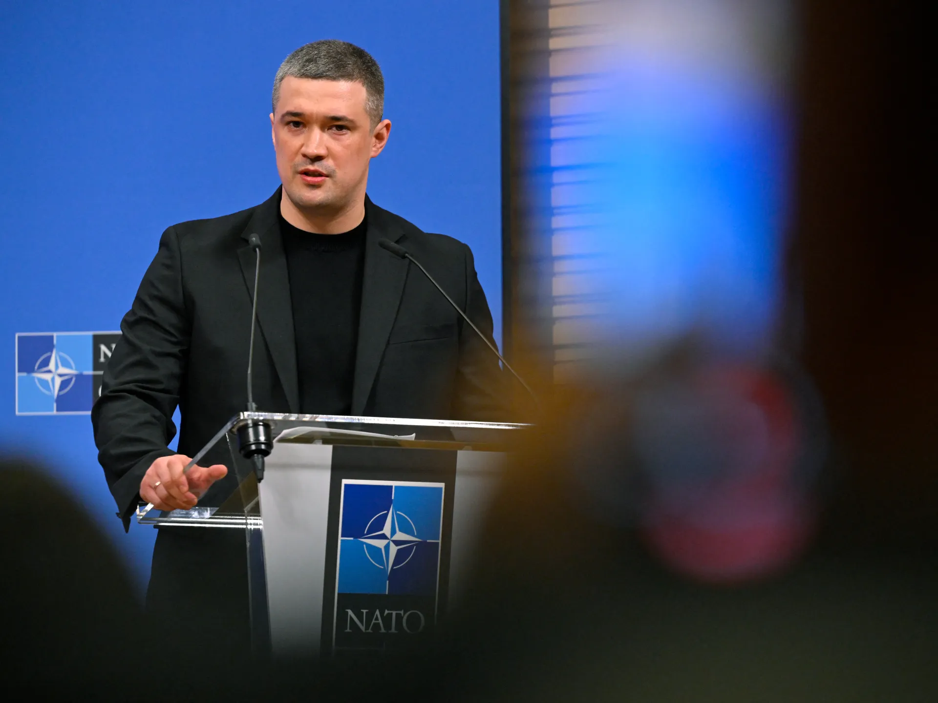 Centinaia di persone protestano a Kiev per la destituzione del ministro della Difesa da parte di Zelenskyj