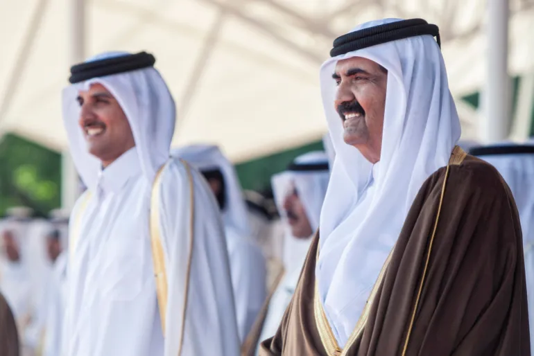 L'ex emiro Sheikh Hamad con suo figlio, l'emiro Sheikh Tamim bin Hamad Al Thani