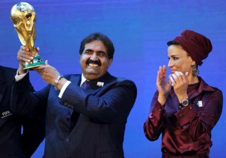 L'emiro Sheikh Hamad e sua moglie Sheikha Moza bint Nasser con il trofeo della Coppa del Mondo dopo l'annuncio che il Qatar ospiterà l'edizione 2022 presso la sede della FIFA a Zurigo, Svizzera, il 2 dicembre 2010
