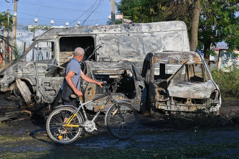 Un residente osserva la distruzione seguita a un attacco missilistico russo a Odessa, Ucraina, venerdì 17 luglio 2026. (AP Photo/Michael Shtekel)