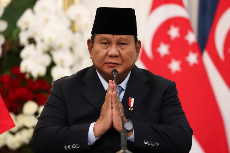 Il presidente indonesiano Prabowo Subianto fa un gesto durante una conferenza stampa congiunta con il primo ministro di Singapore Lawrence Wong al Palazzo Merdeka a Giacarta, Indonesia, il 6 luglio 2026
