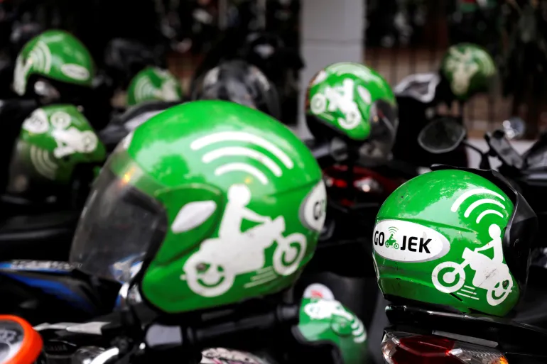I conducenti indossano i caschi Gojek durante il festival Go-Food a Giakarta, Indonesia, il 27 ottobre 2018