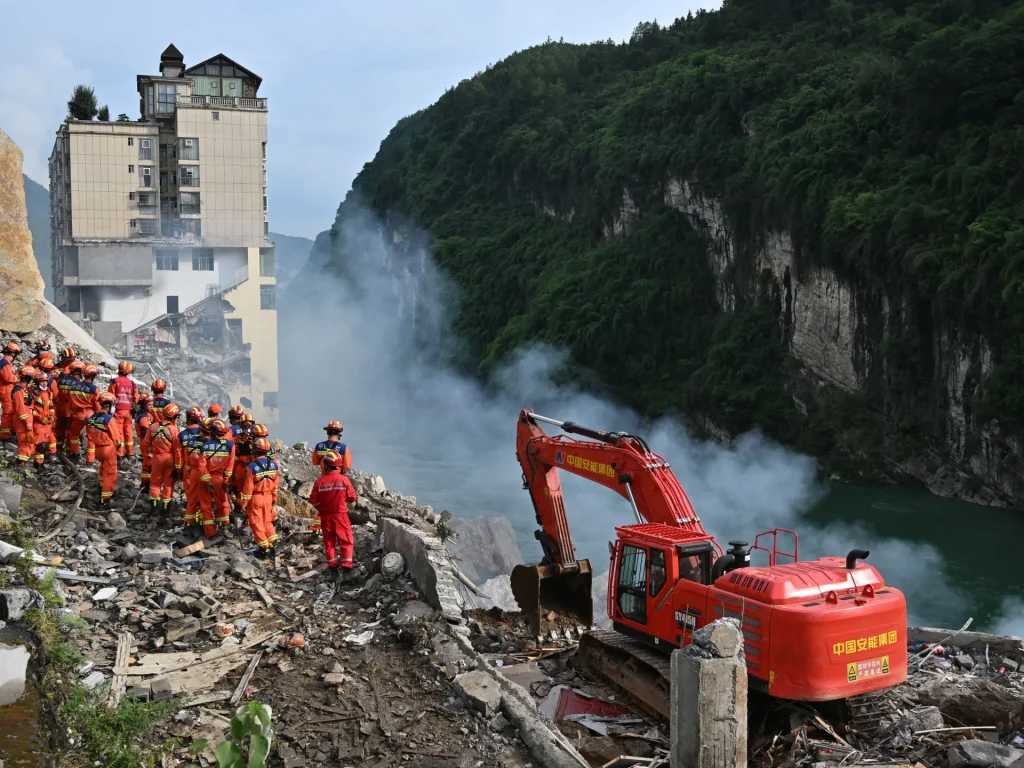 Otto morti e almeno 34 dispersi dopo una frana a Chongqing, in Cina