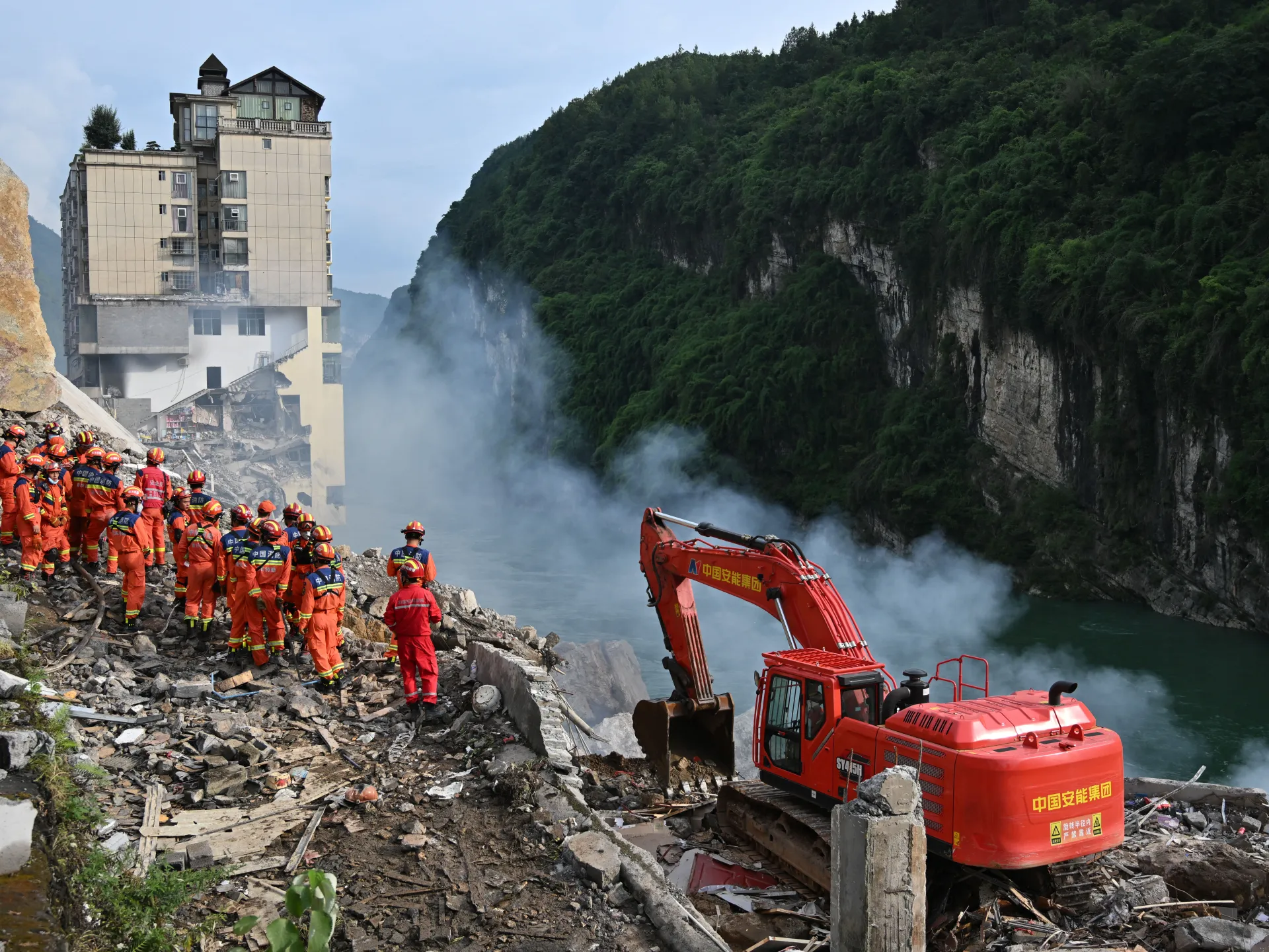 Otto morti e almeno 34 dispersi dopo una frana a Chongqing, in Cina