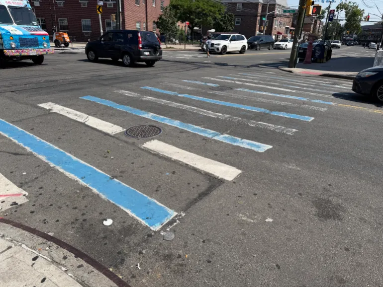 Un passaggio pedonale è dipinto con i colori dell'Argentina nel Queens, a New York