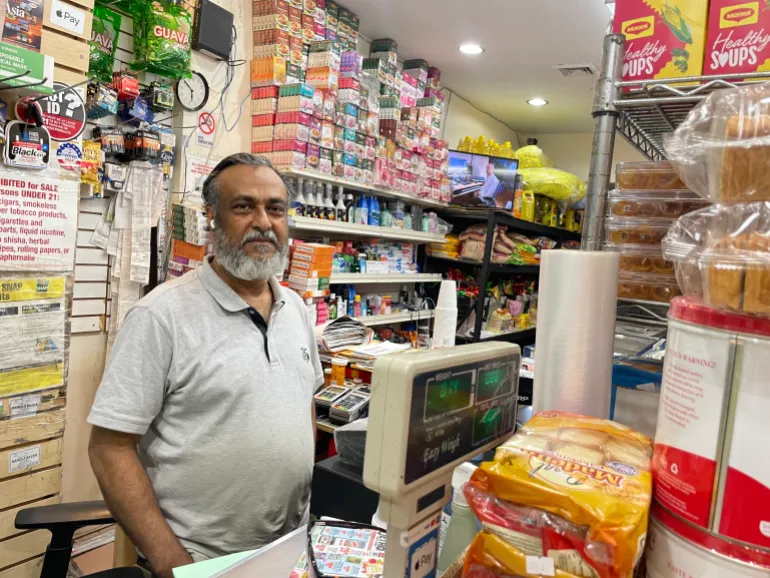 Shafiqul Alam dice che il suo negozio a Brooklyn diventa una festa improvvisata per i fan bengalesi dell'Argentina
